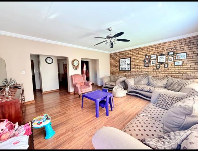 3 BEDROOM HOUSE FOR SALE IN FLORA GARDENS
